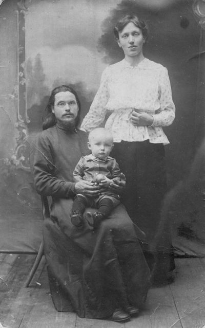 Священник Д.В. Касаткин с семьей 1919 год.jpg