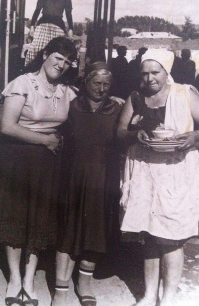 Таничева (Гейдт) Ангелина (Анкеля) Сигизмундовна (1938), на фото посередине.jpg