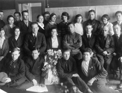 Лука Трофимович Стреж (в центре во втором ряду) среди передовиков завода СК-1.jpg