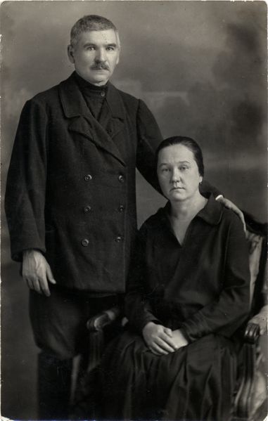 Файл:Горохов Иван Яковлевич и его жена Ольга Васильевна 1930-е годы, Фотоателье Крупина, г. Юрьевец, Ивановская обл..jpg