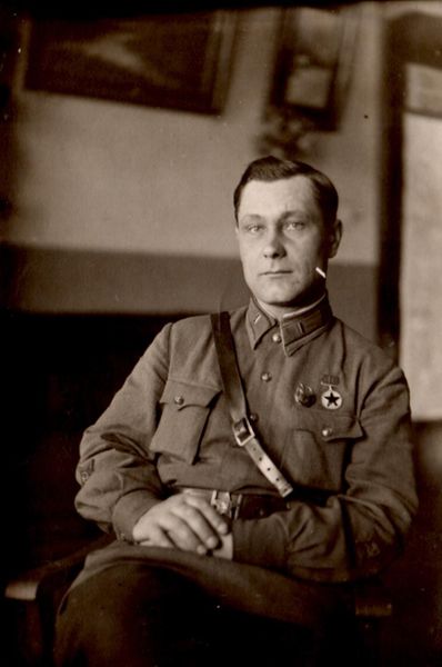 Файл:Пикин И.А. с медалями.jpg