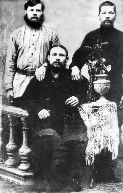 Единственная сохранившаяся фотография 1920-х годов: отец Стефан Гладышев (в центре, сидит) с односельчанами