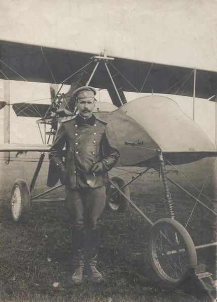 Файл:Порфирий Вяткин с самлетом Вуазен.jpg