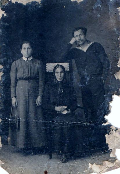 Файл:Сергейчики дядя Антон и родственники.jpg