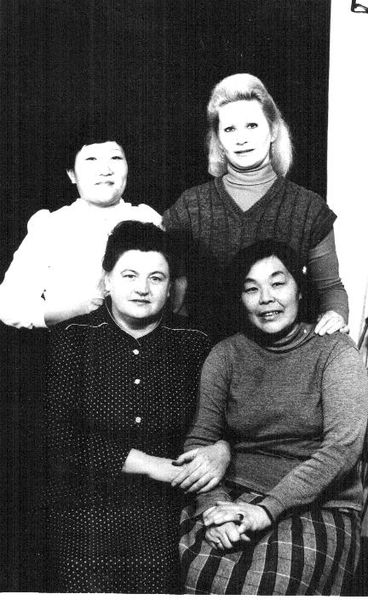 Файл:С сотрудницами КГУ 3.jpg