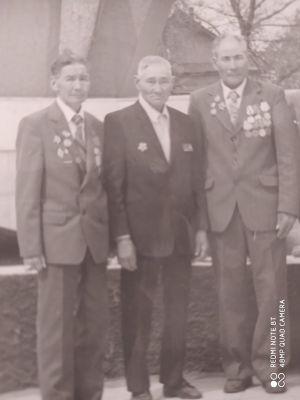 Гаря с другими ветеранами.jpg