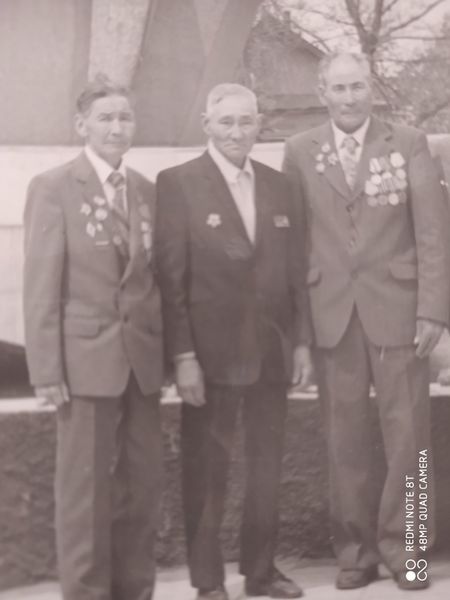 Файл:Гаря с другими ветеранами.jpg