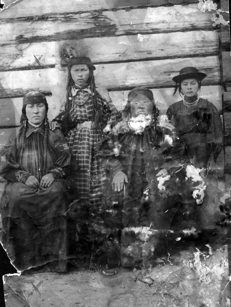 Файл:Майнагашевы (ИресихаСДочкамиИКирсой).jpg