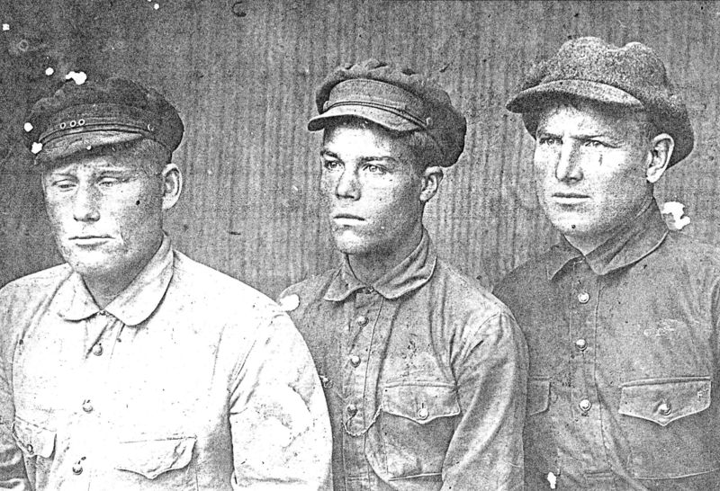 Файл:Госунас Дмитрий Осипович в центре.jpg