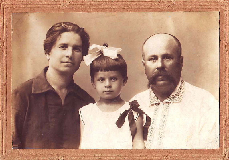 Файл:Сторубель с женой и дочерью.jpg