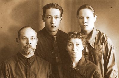 Худеев Сергей Евгеньевич с женой Марией, сыном Владимиром и дочерью Ниной.jpg
