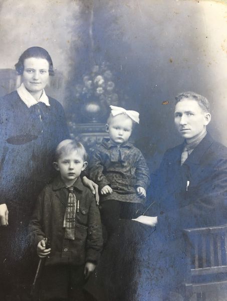 Файл:Лининь Рудольф Михайлович с семей.jpg