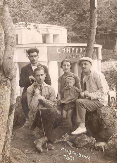 Сейфи А.С. крайний справа, с женой Сурейя-ханум Сейфи и сыном Руфатом и группой азерб. актёров в Железноводске (1927).jpg