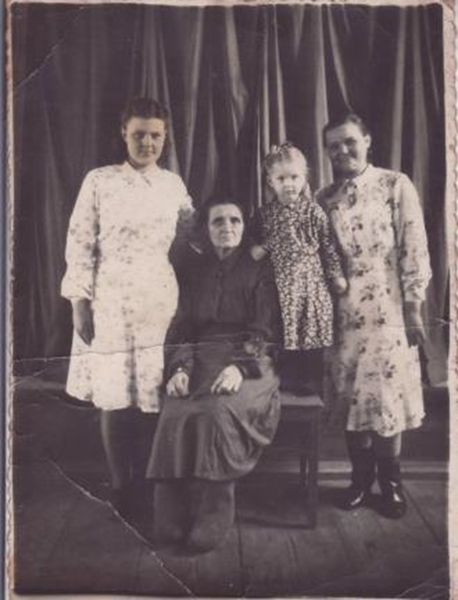 Файл:Витовская Амалия Симоновна с дочерьми Эммой слева Августиной справа tn.jpg