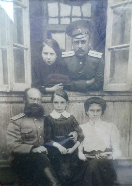 Файл:Введенские Зоя Александр Николаевич Валентин Николаевич Мария Ольга Владимировна. Грозненская область 1916..jpg