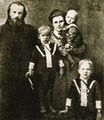 Ierej-Mihail-Voskresenskij-so-svoej-semej.jpg