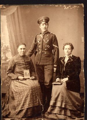 Артемьев М.А. с матерью и супругой. Варшава 1910.
