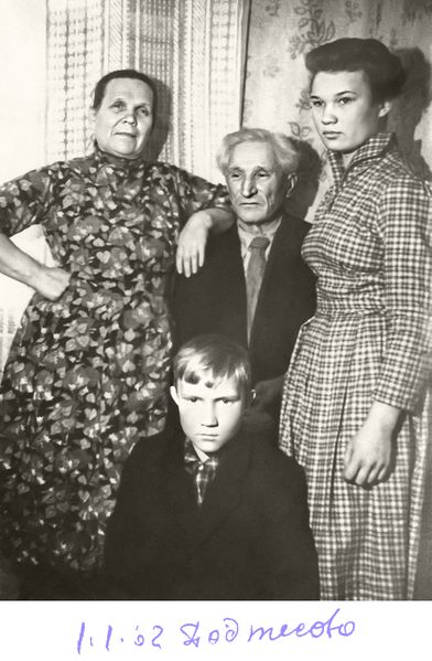 Файл:Беляев Афанасий Николаевич с семьей.jpg