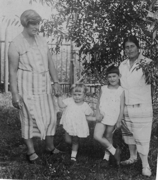 Файл:На даче Москва 1935.jpg