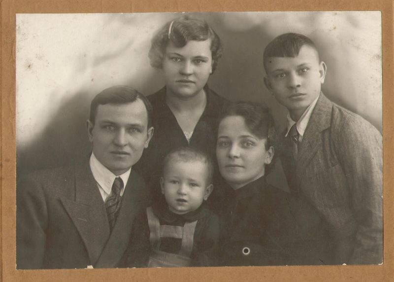 Файл:Белей Виктор Антонович с семьей.jpg