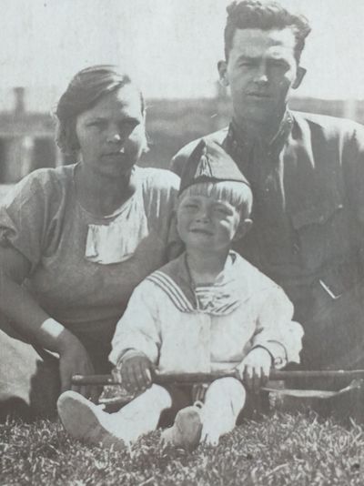 Бодэ Павел Григорьевич (1933) с родителями.jpg