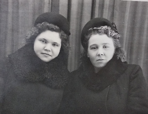 Колесникова Александра Михайловна с двоюродной сестрой.png