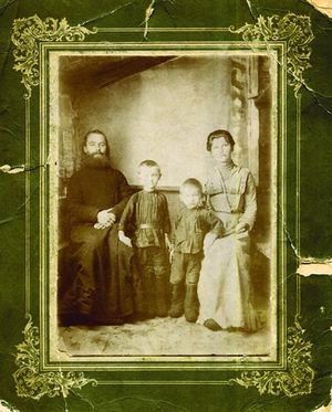 Ierej-Nikolaj-Troitskij-s-detmi-i-matushkoj-Elizavetoj.jpg