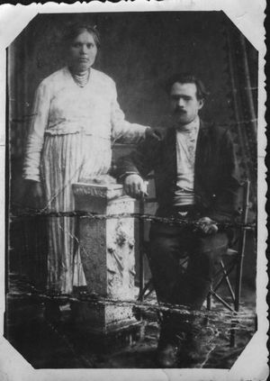 Дед Приволько Тарас Захарович с женой Меланьей Захаровной.jpg