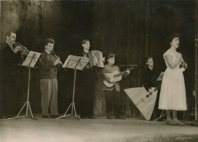 Концерт в рязанском театре им. Есенина, конец 1950-х Слева с трубой - В.А. Якоб, справа - солистка Дудикова.jpg