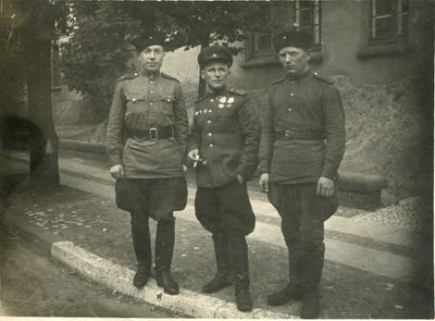 Фото2.Младший сын Любимова Семена Семеновича, Алексей Семенович(первый справа).jpg