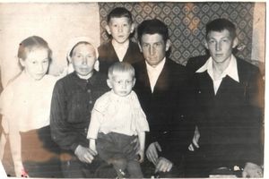 Шамиданов Саляк Шамитович с семьей.jpg