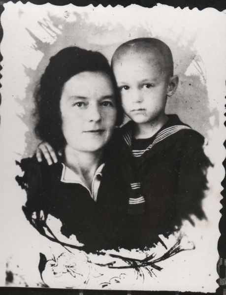 Файл:With mother 0.jpg