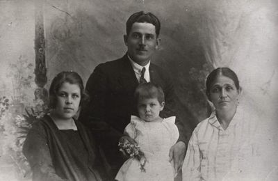 Катеринчук Георгий Семенович с первой женой - Екатериной, дочерью - Ариадной и (вероятно, тещей?), примерно 192...г.