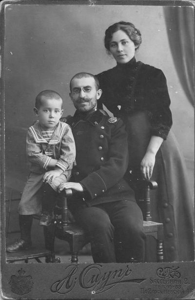 Гриша с родителями, отец Семен Саркисович Саакян, мать Анна Яковлевна, Санкт-Петербург, 1913..jpg