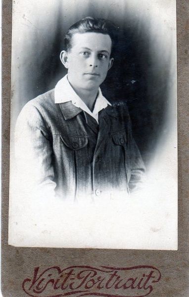 Файл:Носов Юрий Иванович (1915).jpg