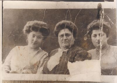 Мария Соломоновна с дочерями 001.jpg