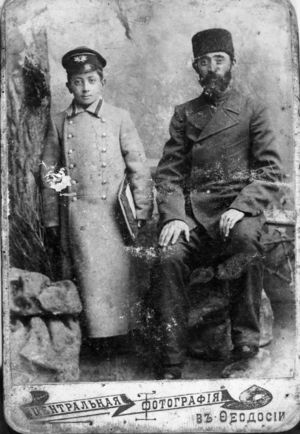 Байрамов Абдульмеджит Кемаль Оглу с сыном Абдуллой.jpg