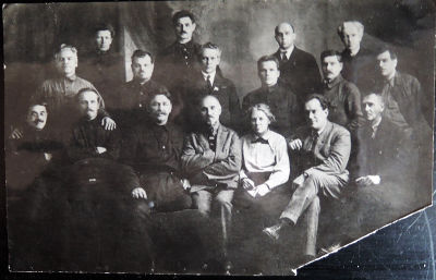 На обороте снимка надпись:  Сидят слева направо 1) Крамольник 2) Баранский 3) Дербышев 4) Броннер 5) Кузнецова А.А. 6) Куйбышев В.В. 7) .... (фамилия не читается) Стоят слева направо: 1) Оружейнщик 2) Куйбышев А.В. 3) Попов М.А. 4) Киров С.М. 5) Дробышев А.В. 6) NN второй ряд: 7) NN 8) Обросов 9) NN 10) Дробышев Н.