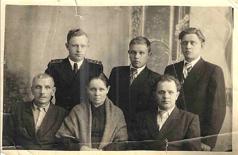 Файл:Худоноговы Степан Иванович, Анна Ивановна, дети Николай (сидит справа), стоят слева направо Леонид, Константин, Владимир.jpg