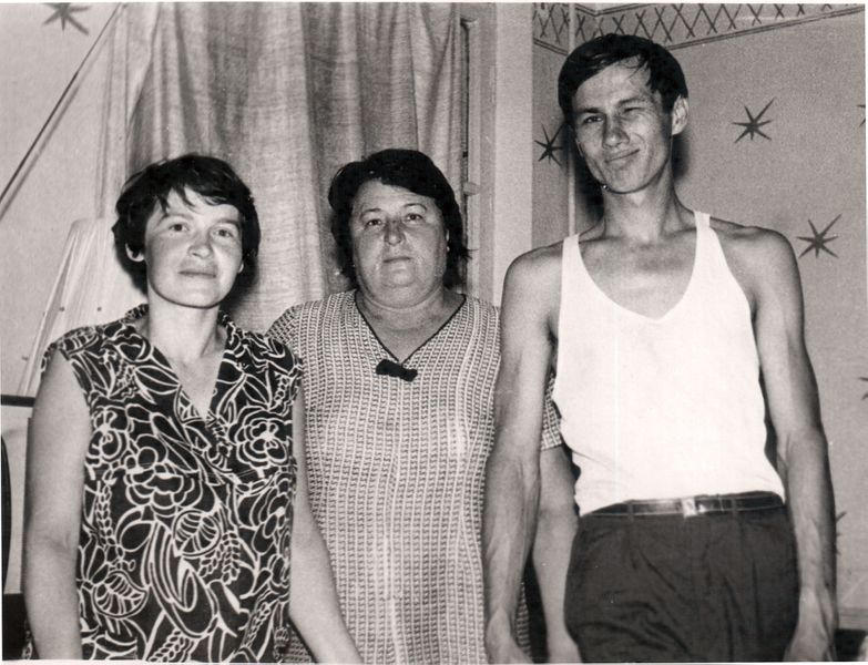 Файл:Мама, бабушка, папа.jpg