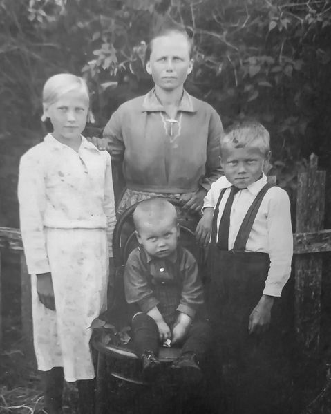 Файл:Вера Ануфриева жена с детьми.jpg