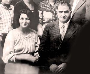Гулам Гусейн Акрами с супругой Заринтаж Ханум. 1935, Мары, Туркменистан. Часть группового семейного снимка