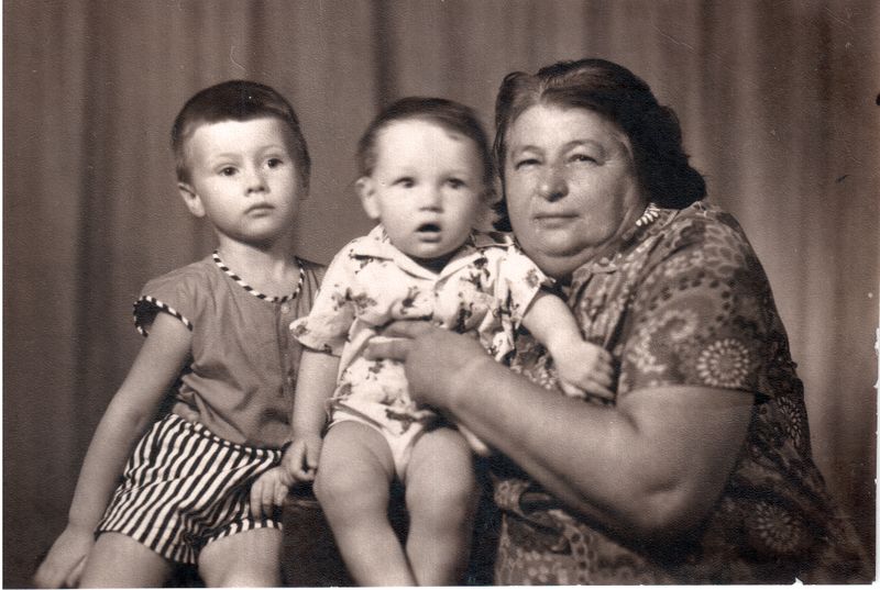 Файл:Бабушка Алла с внуками.jpg