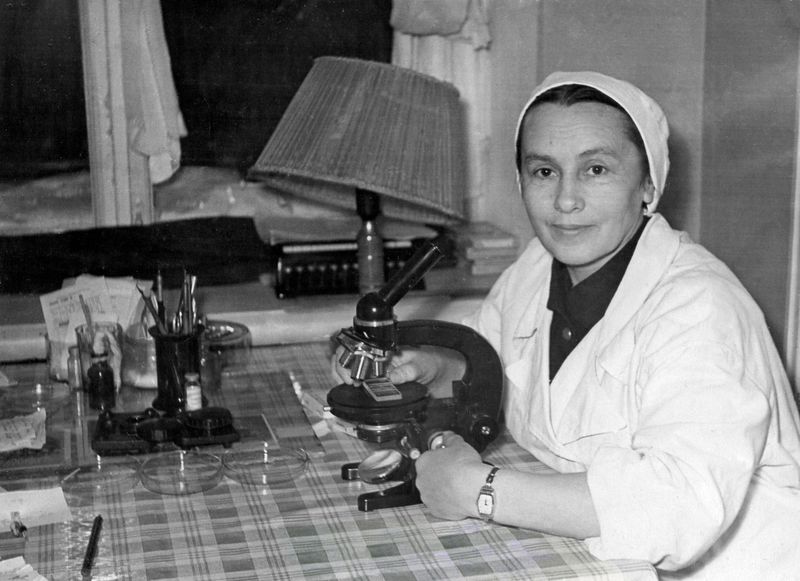 Файл:Тихомирова (Дукельская) Надежда Петровна. 1959, 1 января. Краснокамск.jpg