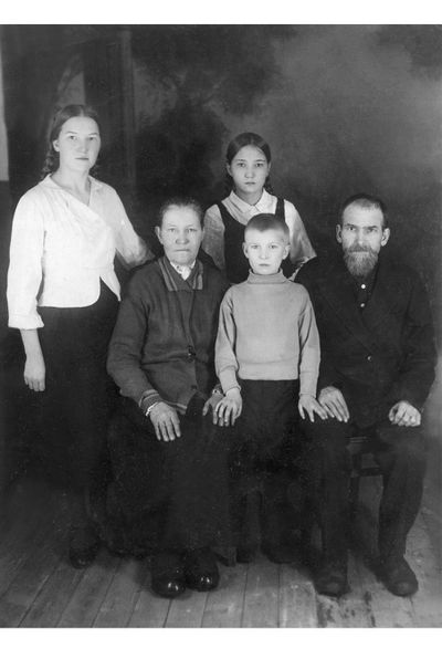 Артемьев Иван с семьей.jpg