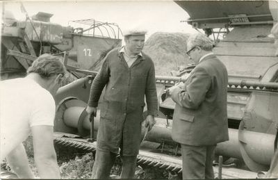 На уборке зерновых в совхозе Грайворонский, 1980-е Вольдемар Александрович Якоб (справа) берет интервью у комбайнера Тарасова.jpg