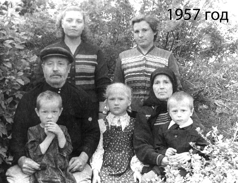 Файл:Семья сухопаровых 1957.jpg