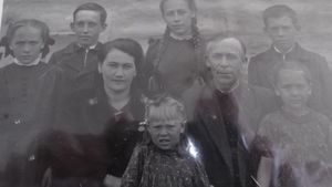 Бессингер Александр Александрович со семьёй.jpg