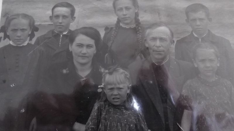 Файл:Бессингер Александр Александрович со семьёй.jpg