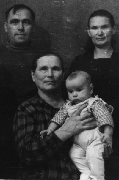 Александр Махнев на руках спасшей его бабушки Лежневой Анны Федоровны
